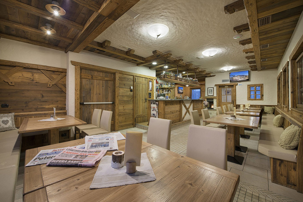 La Stube dell'Hotel Crosal con soffitto in legno e bancone del bar